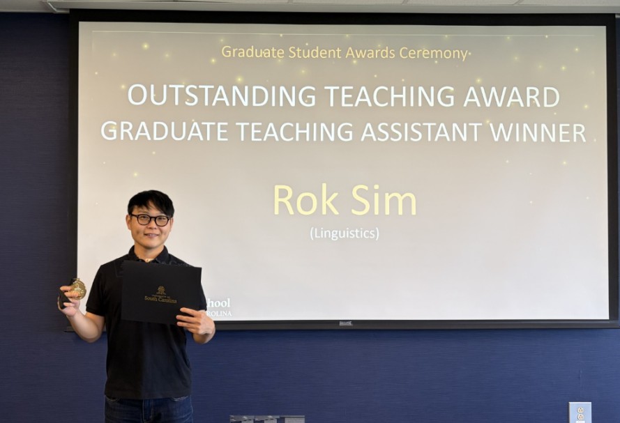 Rok Sim receiving the Outstanding Graduate Teaching Award
